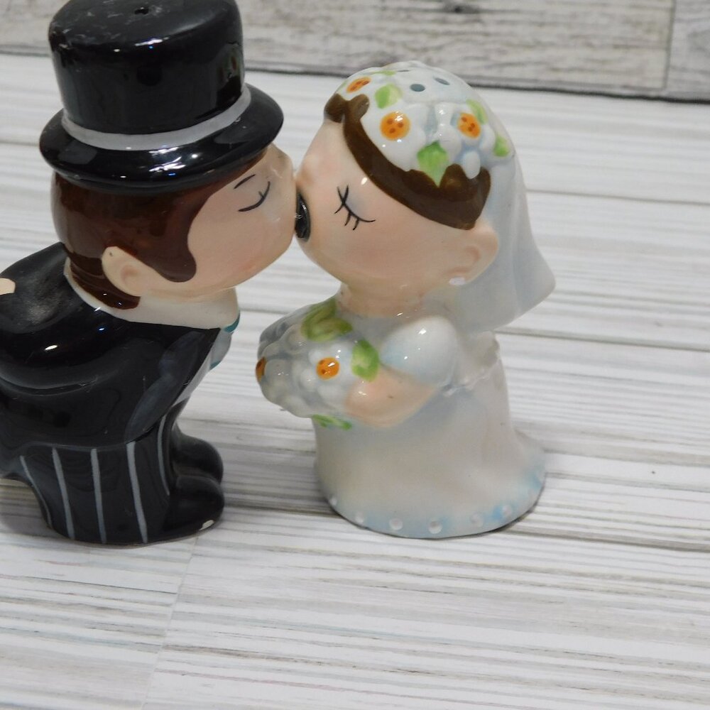 BRIDE GROOM Kissing Salt Pepper Shaker Wedding  Glass  *